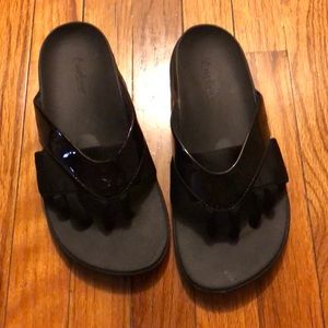 Wellrox Black toe-sandals NWOT